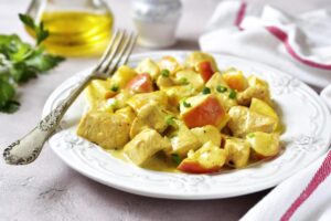 Hähnchenfilet mit Kartoffeln, Kürbis und Apfel in Currysauce