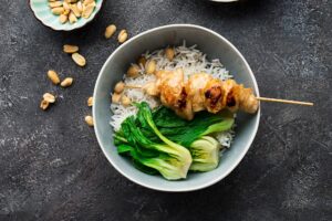 Hähnchenspieße mit Reis, Pak Choi und Erdnüssen