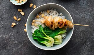Hähnchenspieße mit Reis, Pak Choi und Erdnüssen