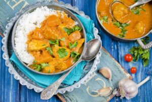 Hähnchen-Curry mit Kokosmilch und Reis