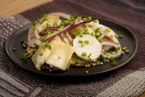 Harzer Käse aus dem Ofen mit Rettich-Zwiebel-Salat