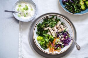 Hähnchen-Bowl mit Gemüse und Dip