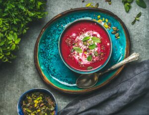 Rote Bete Suppe mit Pinienkernen und Minzblättern