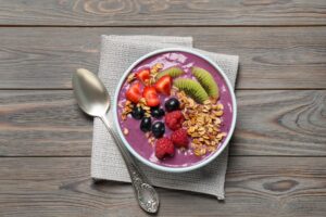 Joghurt-Bowl mit Blaubeeren, Kiwi und Haferflocken