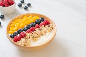 Joghurt Bowl mit Erdbeeren, Blaubeeren, Mango und Granola