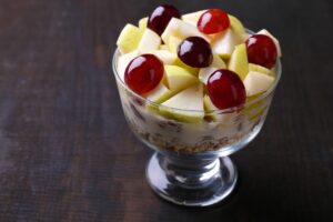 Joghurt mit Apfel, Trauben und Buchweizenflocken