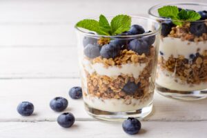 Joghurt mit Blaubeeren, Haferflocken und Rosinen