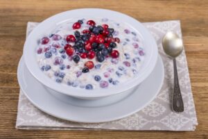 Joghurt mit Blaubeeren, Preiselbeeren und Haferflocken