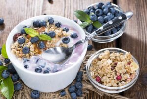 Joghurt mit Blaubeeren und Haferflocken