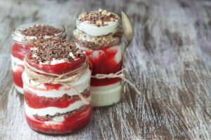 Joghurtcreme mit Erdbeeren, Haselnüssen und Raspelschokolade