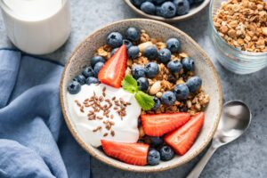 Joghurt mit Erdbeeren, Blaubeeren und Kokosmilch