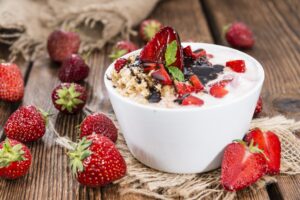 Joghurt mit Erdbeeren, Buchweizenflocken und Leinsamen