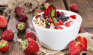 Joghurt mit Erdbeeren, Buchweizenflocken und Leinsamen
