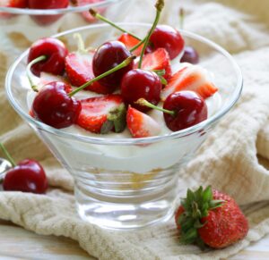 Joghurtcreme mit Kirschen und Erdbeeren