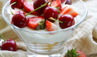 Joghurtcreme mit Kirschen und Erdbeeren