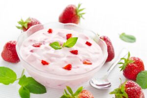 Joghurt mit Erdbeeren und Leinsamen