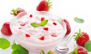 Joghurt mit Erdbeeren und Leinsamen