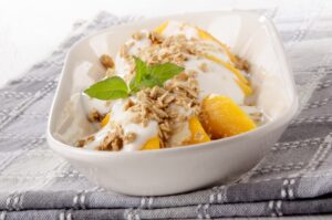 Joghurt mit Mango und Buchweizenflocken