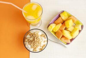 Joghurt mit Melone, Ananas und Haferflocken