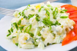 Kartoffelsalat mit Gurke, Tomate und Frühlingszwiebel