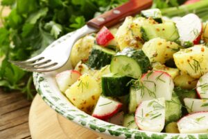 Kartoffelsalat mit Gurken, Radieschen und Dill