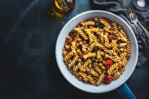 Kichererbsen Nudeln mit Tomaten und Oliven