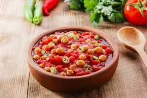 Kichererbseneintopf mit Sojahack, Tomaten und Chili