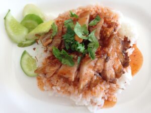 Schweinefleisch mit Reis und Gurkensalat