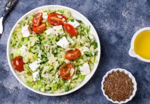 Kohl-Lauch-Salat mit veganem Feta