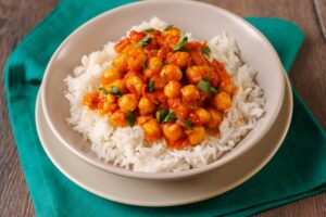 Kokos-Curry mit Kichererbsen, Reis und Paprika
