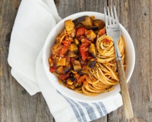 Mais-Spaghetti mit Aubergine und Tomate