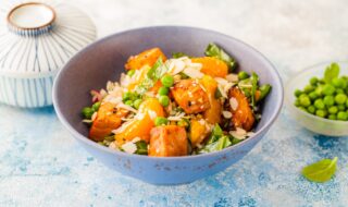 Reis Bowl mit Lachsforelle, Erbsen und Mandarine