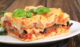Lasagne mit Tomaten-Hackfleisch-Sauce und Champignons