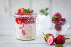 Porridge mit Erdbeeren und Erdnussmus-Milch