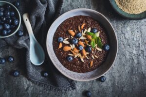 Schoko-Porridge mit Quinoa, Blaubeeren und Mandeln