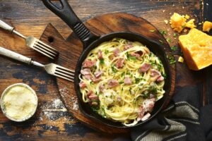 Spaghetti-Carbonara mit Salat