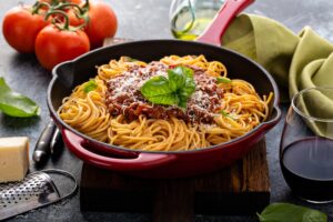 Mais-Spaghetti mit Linsen-Bolognese