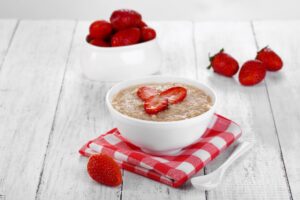 Mandelmehl-Porridge mit Erdbeeren