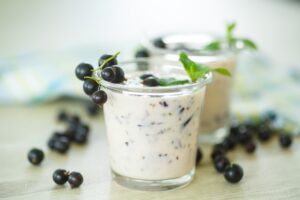 Mandeljoghurt mit Johannisbeeren und Samen