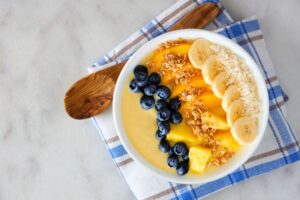 Mango-Joghurtbowl mit Ananas, Banane und Blaubeeren