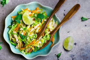 Mangold-Chinakohl Salat mit Huhn und Möhre