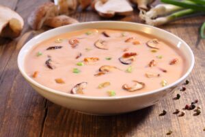 Maronen-Pilz-Suppe mit Thymian und Nelke