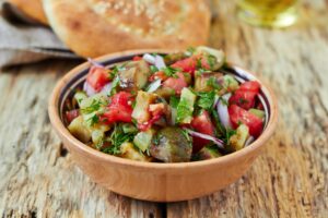 Mediterraner Brot-Salat