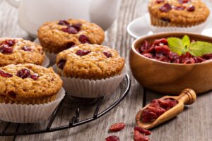 Muffins mit Haferflocken und getrockneten Cranberries