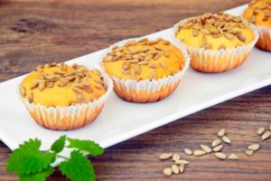 Kürbis-Möhren-Muffins mit Sonnenblumenkernen