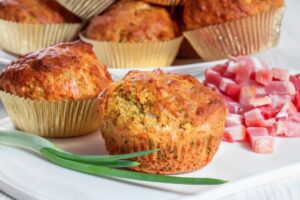 Deftige Muffins mit Speck, Frühlingszwiebeln und Gouda