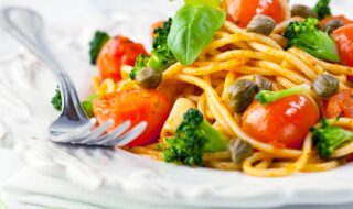 Spaghettisalat mit Tomaten, Brokkoli und Kapern