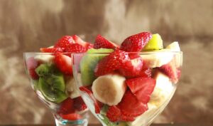 Erdbeer-Bananen-Obstsalat mit Kiwi