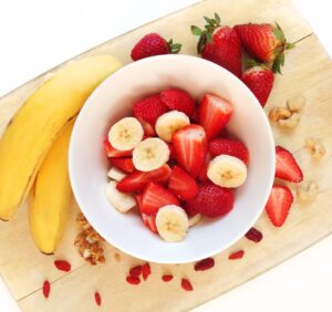 Erdbeer-Bananensalat mit Gojibeeren und Cashews