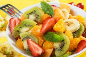 Obstsalat mit Erdbeeren, Orange, Banane und Kiwi